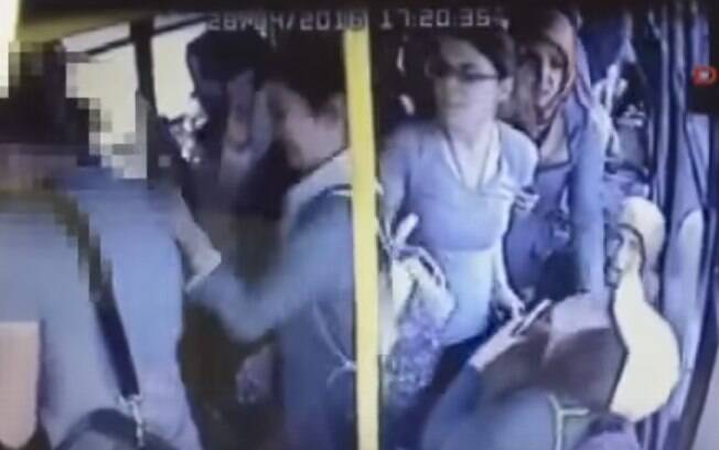 O homem apanhou e foi expulso do ônibus 