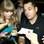 Taylor Swift estava a caminho do aeroporto, mas parou para atender fãs que estavam acampados na frente do hotel. Foto: AgNews/Foto Rio News