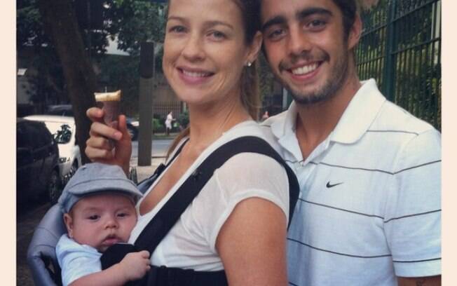 12 ANOS: Luana Piovani (36 anos) e Pedro Vianna (24 anos) com o filho, Dom. Foto Reprodução/Twitter