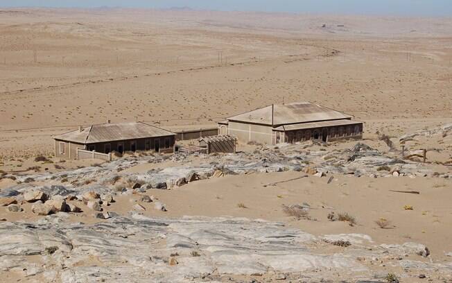 Kolmanskop, Namíbia: conhecida como Costa dos Esqueletos, o local tem ruínas cobertas por dunas de areia. Foto: Wikimedia Commons