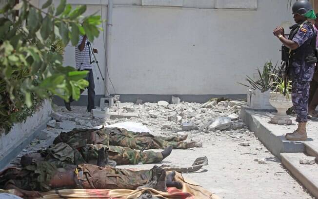Corpos de três integrantes do grupo terrorista Al-Shabab, responsável pelo ataque em hotel (28.03.15)