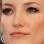 Berinjela também é uma ótima cor para destacar olhos claros, como os de Kate Hudson. Foto: Getty Images