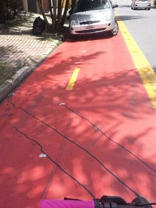 Carla flagra carro ocupando a ciclovia da rua Guapiaçu, na Saúde, na zona sul de São Paulo