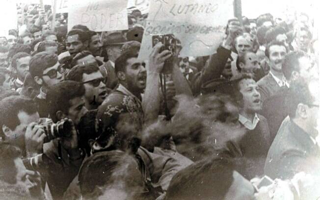 Registros da ditadura mostram trabalhadores protestando no 1º de maio de 1968 na praça da Sé, em São Paulo