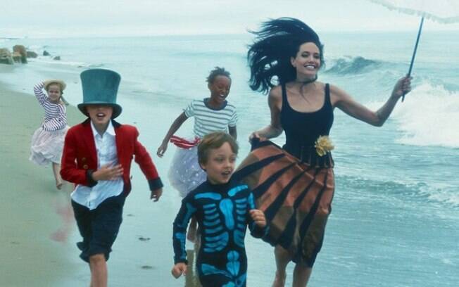 Angelina Jolie em ensaio fotográfico com a família. Foto: Reprodução