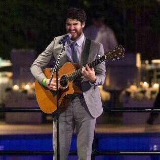 Darren Criss solta a voz no casamento de Paul Katami e Jeff Zarrillo