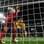 O goleiro John Hart tira a bola de dentro do gol. Foto: Getty Images