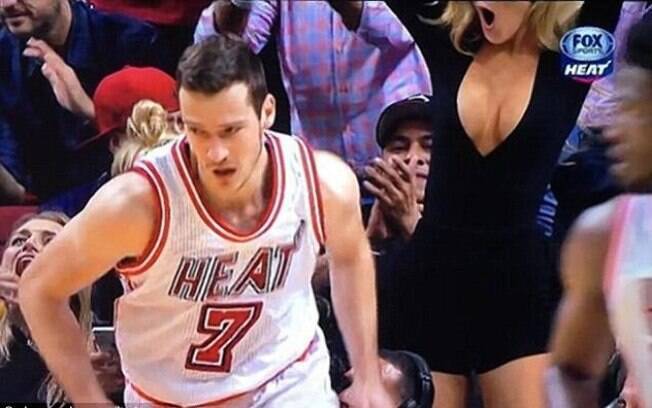 Alyssa Nelson e seu vestido picante no jogo do Heat