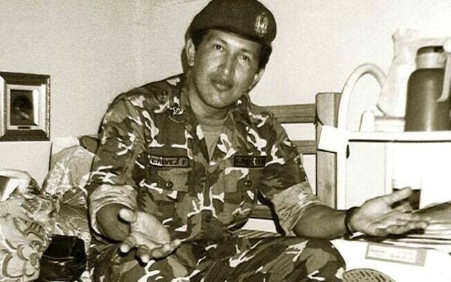 Em foto sem data divulgada pelo Palácio de Miraflores, Hugo Chávez em seu tempo de serviço militar