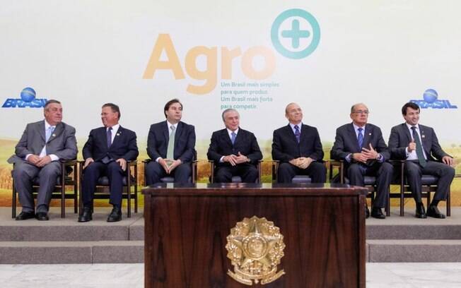 Michel Temer e autoridades durante a cerimônia de lançamento do Plano Agro+ no salão nobre do Palácio do Planalto