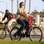 Vanessa Hudgens prova que não precisa ser básica para pedalar e aposta em salto anabela e colares. Foto: Brainpix