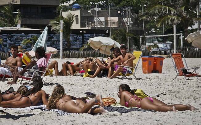 Banhistas e turistas aproveitam o forte calor na praia do Pepê, região da Barra da Tijuca, no Rio de Janeiro (RJ), na tarde desta terça-feira (04)