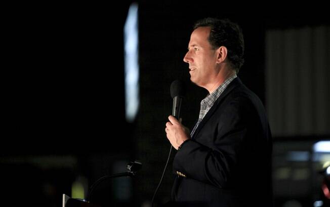 O pré-candidato à presidência dos EUA Rick Santorum discursa em Peoria, Illinois (19/03)