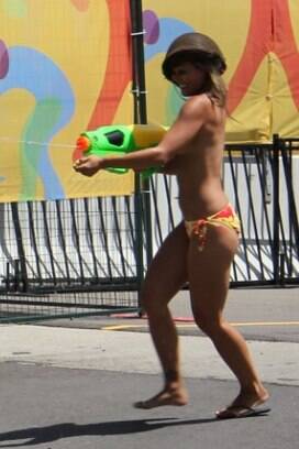 Musas do Naked News agora promoveram uma 