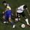 Paulinho tenta o drible para cima do volante Erviti. Foto: Reuters