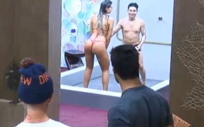 Andressa Urach rebola e mostra tatuagem no bumbum