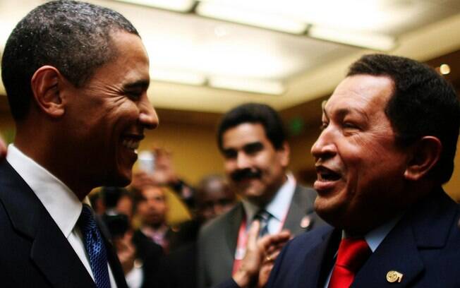 Em abril de 2009, na Cúpula das Américas, Obama troca um breve cumprimento com Chávez