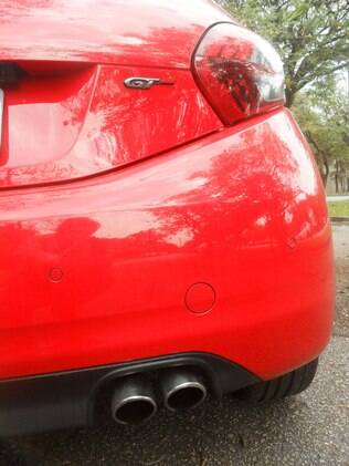 Peugeot 208 GT vem com dupla saída de escape, lanternas fumês e largos pneus 205/45R 17
