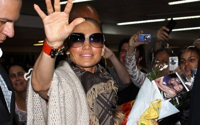 Jennifer Lopez desembarca em São Paulo em meio a uma multidão de fãs