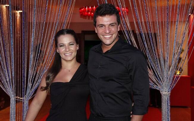 Rodrigo Lombardi e a mulher, Betty Baumgarten, na festa de lançamento de 'Salve Jorge'