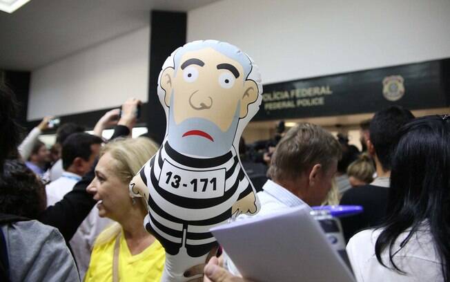 No aeroporto de Congonhas também houve protesto e tumulto contra Lula. Manifestantes levaram o Pixuleco, boneco de Lula com roupa de presidiário e bola de chumbo no pé . Foto: Renato S. Cerqueira/Futura Press - 4.3.16