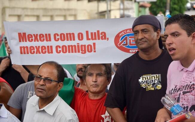 Manifestantes a favor de Lula esperaram o ex-presidente em frente à sua casa. Foto: RAFAEL BELZUNCES/FRAMEPHOTO/ESTADÃO CONTEÚDO - 04.03.16