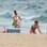 J-LO fez castelinho de areia com os filhos e mostrou sua ótima forma de biquíni . Foto: Photo Rio News