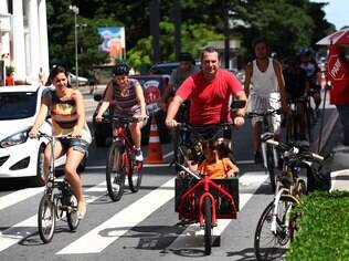 Ciclistas pedalam na avenida Paulista; ciclovia tem previsão de inauguração no meio do ano