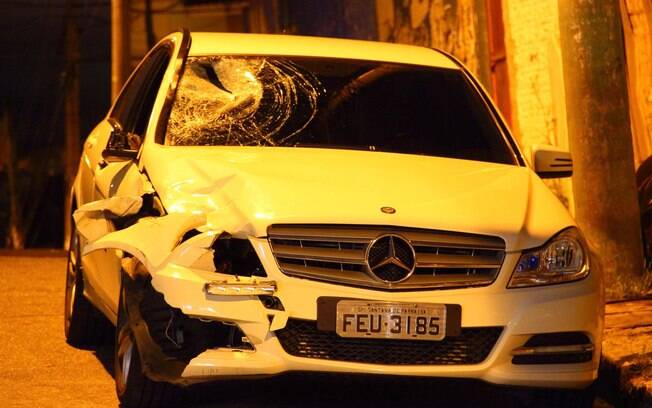 Mercedez que atingiu Leonardo Camargo na madrugada deste sábado, na Grande São Paulo