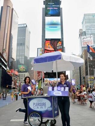 Promotoras distribuem gratuitamente vibradores na Times Square, em Nova York