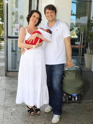 Larissa Maciel deixa maternidade com a filha