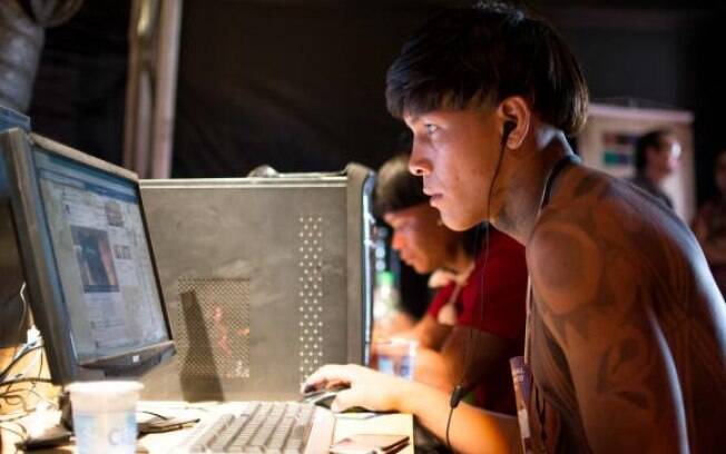 Indígenas brasileiros fazem cursos de informática na Oca Digital durante os Jogos Mundiais dos Povos Indígenas, em Palmas