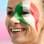 Italiana pinta o olho com as cores da bandeira de seu país. Foto: Getty Images