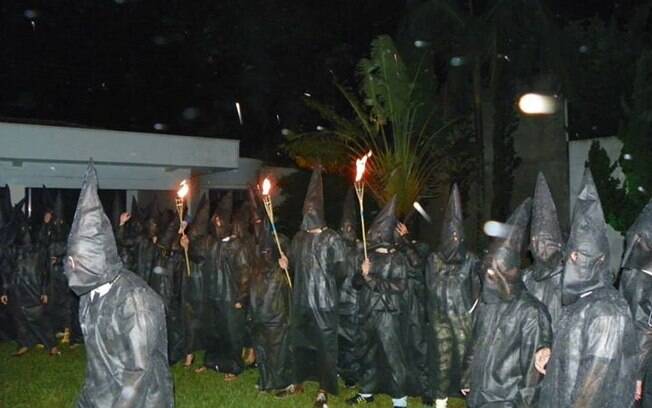 Trote da medicina da Unesp: veteranos recebem calouros com roupas que remetem a Ku Klux Klan