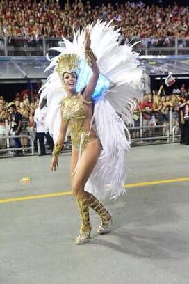 Ana Hickmann desfila pela Vai-Vai. Foto: AgNews