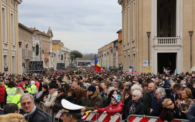 Papa falou da importância da misericórdia para milhares de fiéis que foram até a Praça de São Pedro