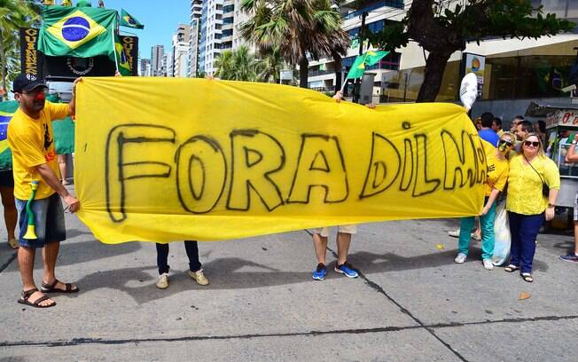 Em Recife (PE), ato tem cartazes e faixas de 