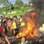 Caça às bruxas: em 2013, na Papua Nova Guiné, mulher foi torturada e queimada viva perante centenas de espectadores sob acusação de bruxaria. Foto: Reprodução/Youtube