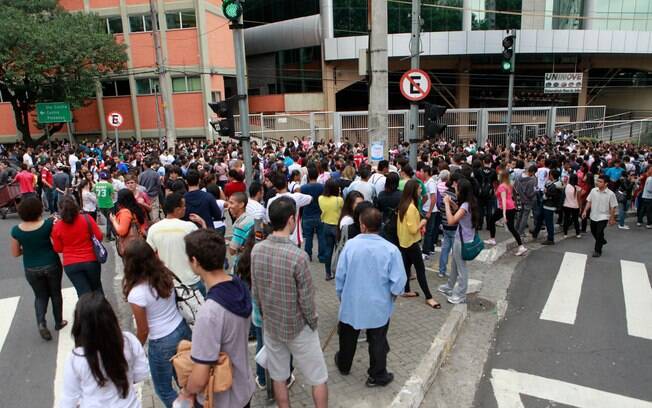 Candidatos entram para fazer o segundo dia do Enem em São Paulo, no câmpus Barra Funda, da Uninove
