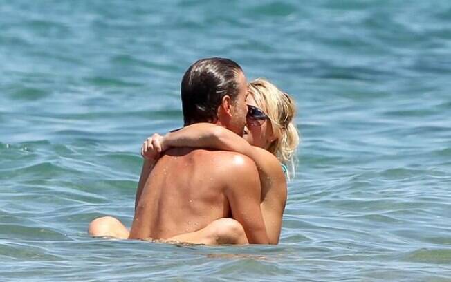 Britney Spears faz topless ao lado do noivo Jason Trawik no Havaí