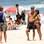 O ator posou para fotos com a fã que estava na praia e se aproximou. Foto:  J.Humberto/AgNews