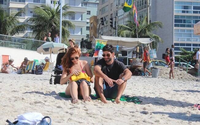 Ex-BBB Amanda Gontijo aproveita praia com modelo