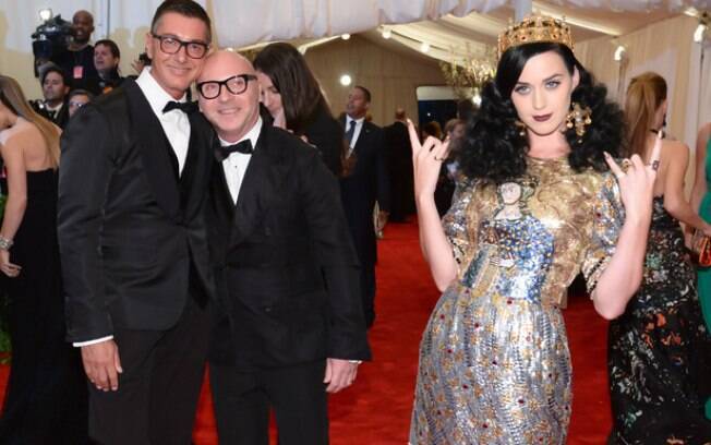 katy Perry estava no tapete vermelho divulgando seu perfume quando os estilistas Stefano Gabbana e Domenico Dolce decidiram que também sairiam na foto