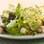 Salada de queijo feta, croutons e pimenta-rosa. Foto: Divulgação