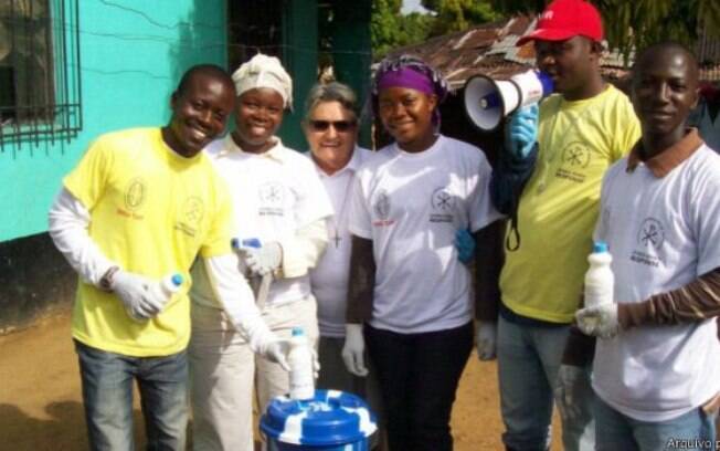 Com baldes, megafones e muita disposição, irmã Maria orientava os liberianos sobre o ebola