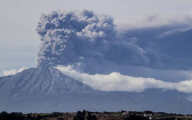 Vulcão Calbuco volta a expelir fumaça perto de Puerto Varas, Chile