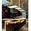 A bancada de Slimstone recebeu iluminação para contrastar com o restante da decoração. Foto: Divulgação