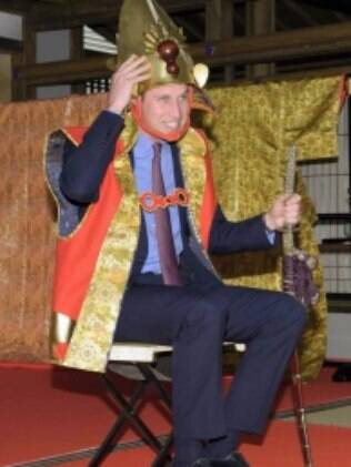 Príncipe William se veste de samurai no Japão