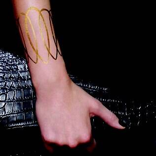 É assim que a tatuagem de ouro fica quando aplicada na pele