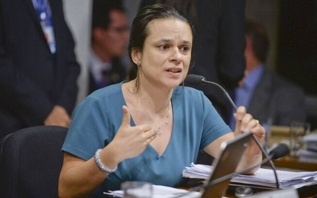 Jurista Janaína Paschoal chorou ao justificar denúncia contra a presidente Dilma Rousseff